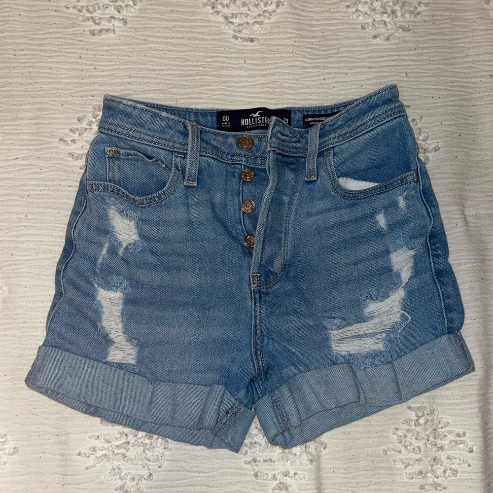 Hi! Selling these American Eagle shorts!